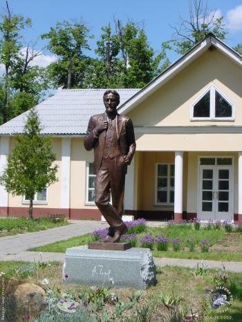 Скульптура русского писателя Чехова в Мелихово. Фотограф Марина Роз.