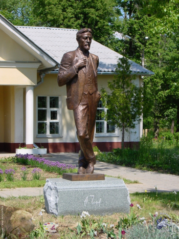 Бронзовый Чехов в Мелихово. Фотограф Марина Роз.