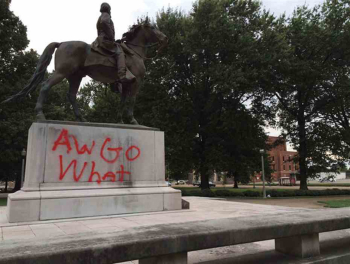 Постамент памятника испачкан надписью `Aw Go Wheth`. Неизвестный фотограф.