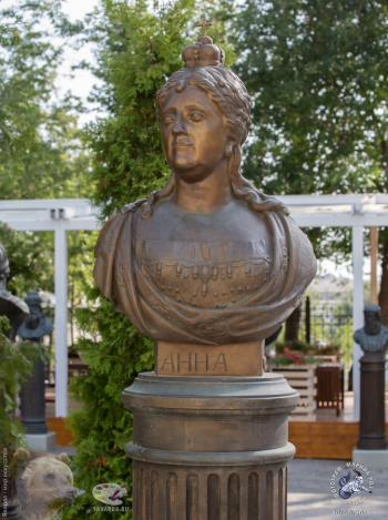 Анна Иоанновна. Надпись не по центру. Фотограф Марина Роз.