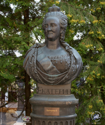 Екатерина II. Сделано неграмотными людьми, одна буква имени не поместилась. Читается `Екатерин`. Русская история оскорблена. Фото 20.08.2017.