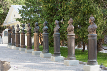 Царские бюсты. Фотограф Марина Роз.