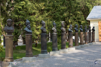 Бронзовая `бюстонада` Церетели. Фотограф Марина Роз.