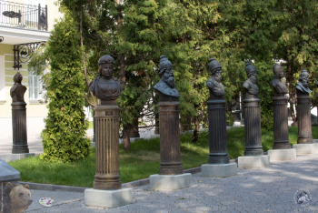 Бюсты правителей от Церетели. Фотограф Марина Роз.