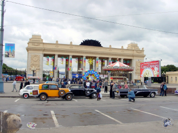 Ретро автомобили у Парка Горького. Фотограф Марина Роз.