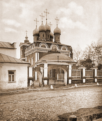Ранее на месте памятника стояла церковь Покрова Пресвятой Богородицы, что в Голиках, на Малой Ордынке. Неизвестный фотограф.