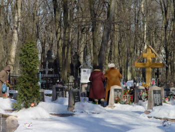 Навещают могилы умерших родственников. Фотограф Марина Роз.