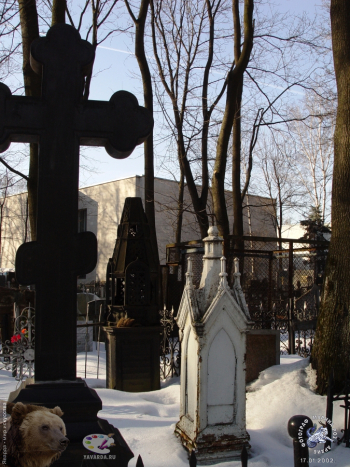 Кресты и памятник. Фотограф Марина Роз.