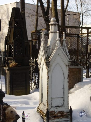 Намогильный памятник. Фотограф Марина Роз.