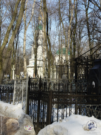 Храм на кладбище. Фотограф Марина Роз.