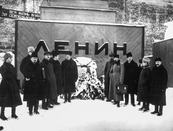 Политики позируют у первого мавзолея. 1924. Неизвестный фотограф.