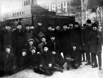 Москвичи у мавзолея. 1924. Неизвестный фотограф.