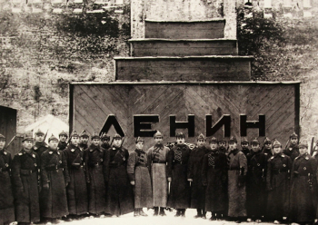Групповое фото караульных у первого Мавзолея Ленина. 1924. Неизвестный фотограф.
