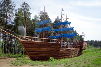 Собранная из отходов инсталляция морского судна. Фотограф Илья Татарников.