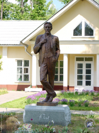 Памятник Чехову работы скульптора Юрия Чернова. Фотограф Марина Роз.