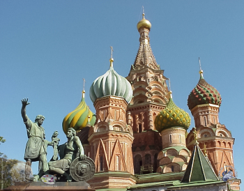 Памятник на фоне куполов храма. Фотограф Марина Роз.