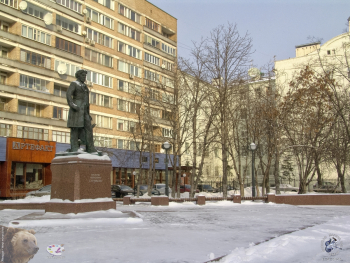 Общий вид на памятник художнику Сурикову. Фотограф Марина Роз.