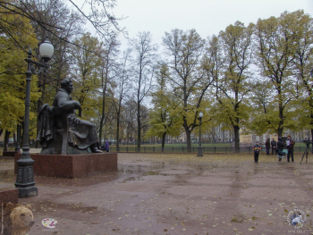 Крылов, сидящий на скамейке в парке у Патриарших прудов. Фотограф Марина Роз.