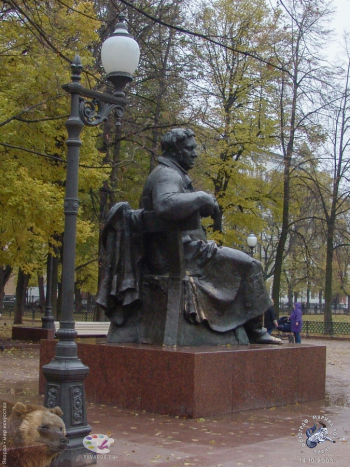 Бронзовый Крылов на пьедестале. Фотограф Марина Роз.
