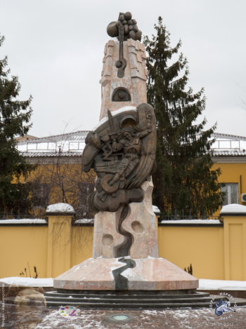 Спрятанный памятник. Фотограф Марина Роз.