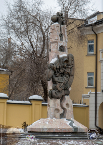 Странный памятник. Фотограф Марина Роз.