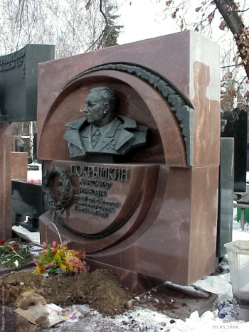 Намогильная скульптурная композиция. Фотограф Марина Роз.