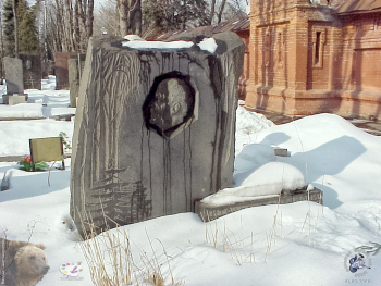Памятник на могиле в снегу. Фотограф Марина Роз.