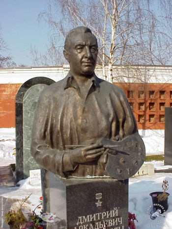 Памятник на могиле художника Дмитрия Аркадьевича Налбандяна. Фотограф Марина Роз.