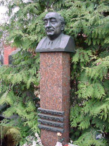 Намогильный памятник. Фотограф Марина Роз.