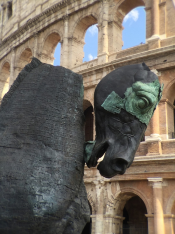 Лапидарий - Ожидание Варваров. Конская скульптура у Колизея. Густаво Акевес.