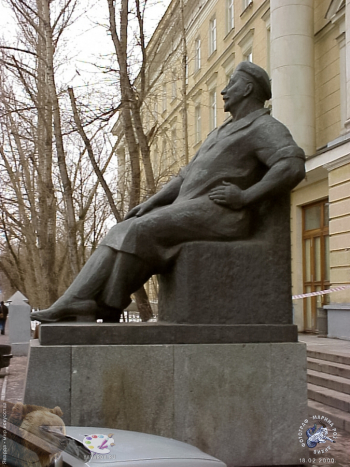 Бронзовый хирург Снегирёв. Фотограф Марина Роз.