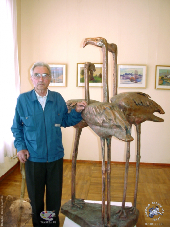 Цветков Алексей Сергеевич. Скульптура.. Алексей Цветков у работы `Фламинго`