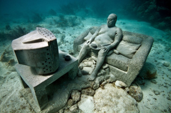 Скульптурная композиция `Инертный`, расположенная под водой. Неизвестный фотограф.