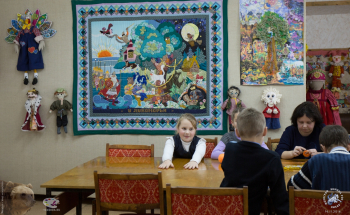 Занятия с детьми под руководством опытных преподавателей. Фотограф Марина Роз.