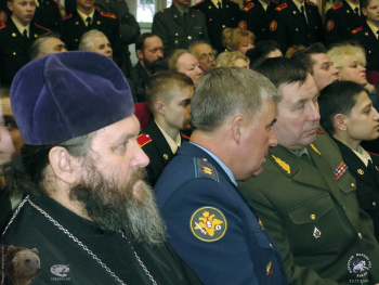 Сибирский В.М. Юбилейная выставка.. На открытии выставки священнослужители и военные