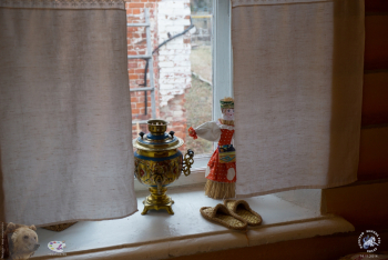 Самовар и лапти-тапочки на подоконнике. Фотограф Марина Роз.