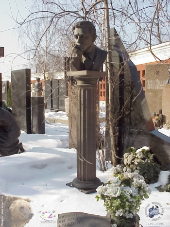 Намогильный памятник. Фотограф Марина Роз.