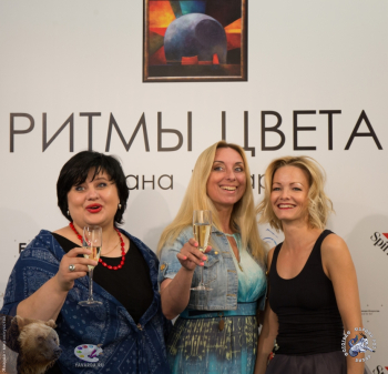Ритмы цвета. На открытии выставки. Оксана Назарова с подругами.