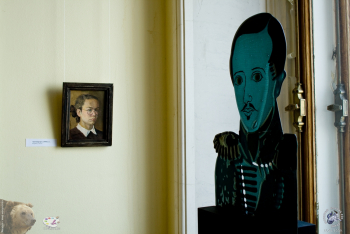 Савельева Любовь Ивановна. 2009.. Ранний автопортрет маслом Савельевой и стеклянный портрет Лермонтова