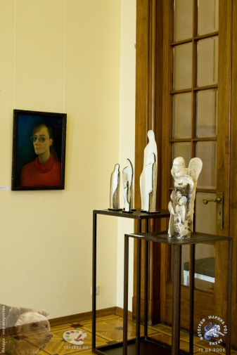 Савельева Любовь Ивановна. 2009.. Автопортрет и стеклянные прпоизведения