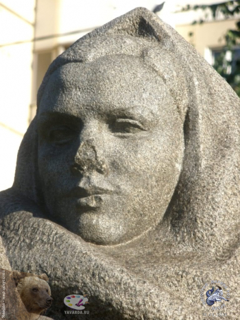 Варварское нападение на скульптуру. Лицо матери изуродовано. Фотограф Марина Роз.