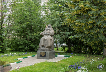 Скульптура `Москвичам, погибшим при бомбежках` (Русская зима) в сквере на Хавской улице в Москве. Фотограф Марина Роз.