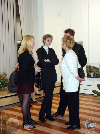 Олег Леонов. Живопись. 2000.. Наталия Леонова на вернисаже выставки