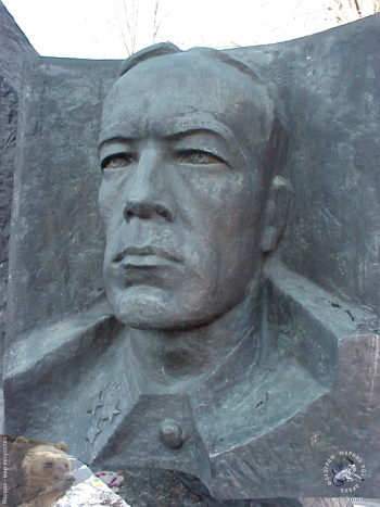 Бронзовый генерал Карбышев. Фотограф Марина Роз.
