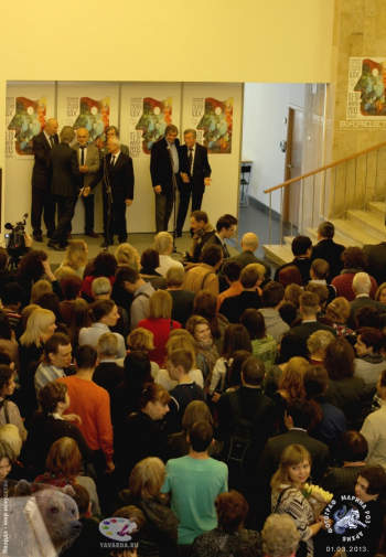 Арт Салон `Процесс`, 2013. У лестницы Центрального Дома художника