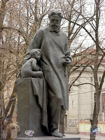 Памятник русскому врачу Филатову. Фотограф Марина Роз.