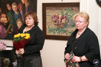 Выставка `Простые вещи. Живопись`. 2010.. Живописец Переяславец Мария Владимировна и искусствовед Скоробогатова Татьяна Петровна