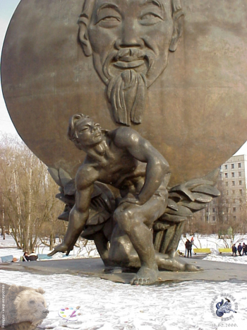 Монумент на площади Хо Ши Мина. Фотограф Марина Роз.