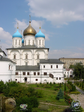 Территория Новоспасского монастыря. Фотограф Марина Роз.