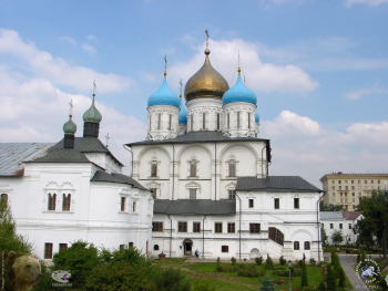 Покровская церковь и Преображенский собор в монастыре. Фотограф Марина Роз.